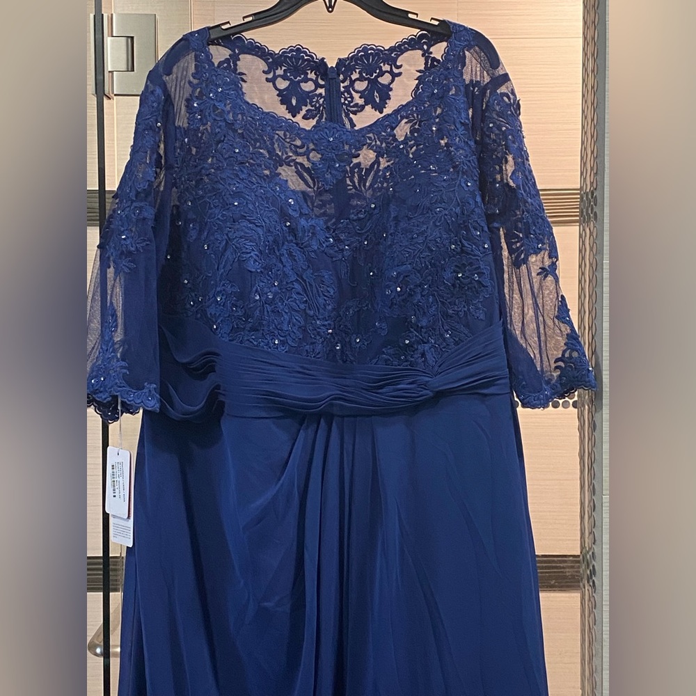 Mother of the Bride/Groom formal gown. New with tags. Beautiful dress.